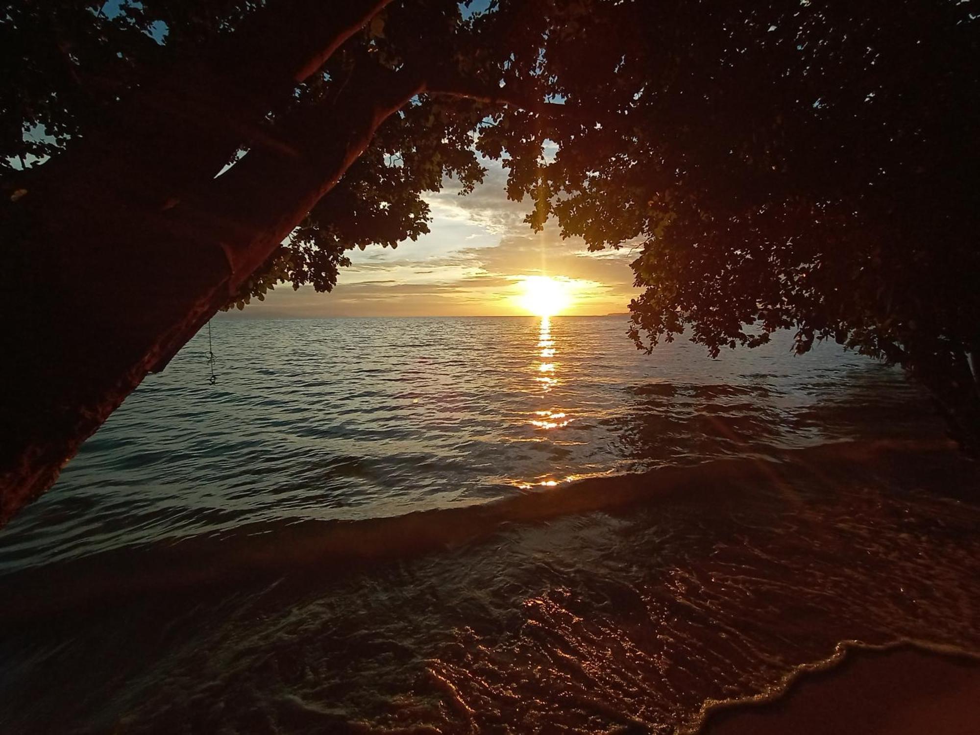 Tanjung Kalemo Resort Batudaka Luaran gambar