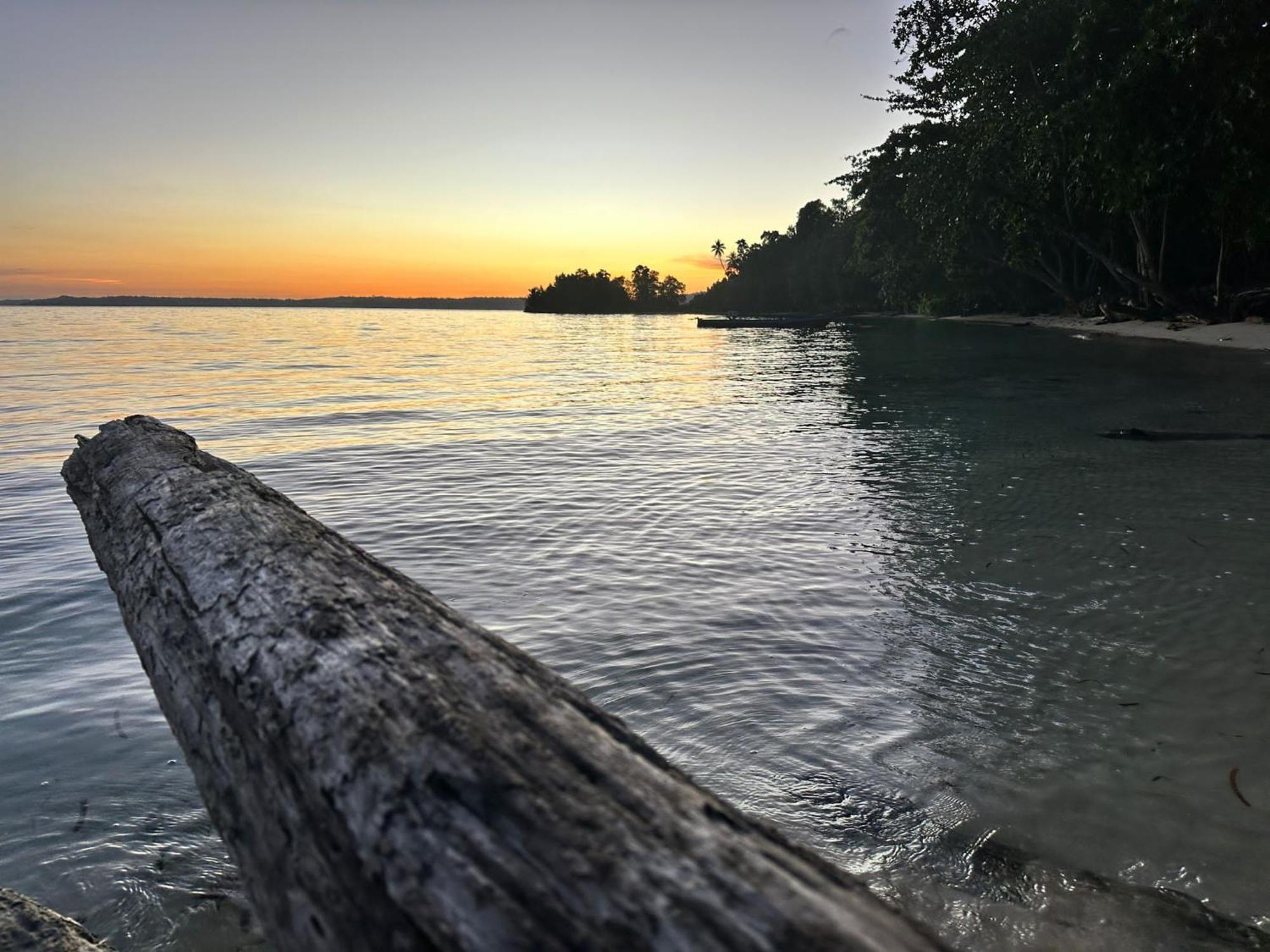 Tanjung Kalemo Resort Batudaka Luaran gambar