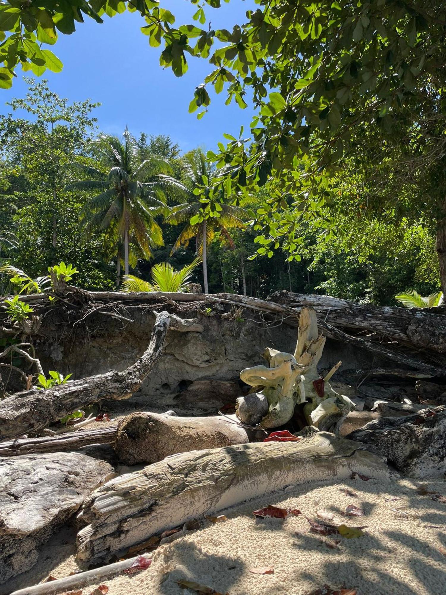 Tanjung Kalemo Resort Batudaka Luaran gambar