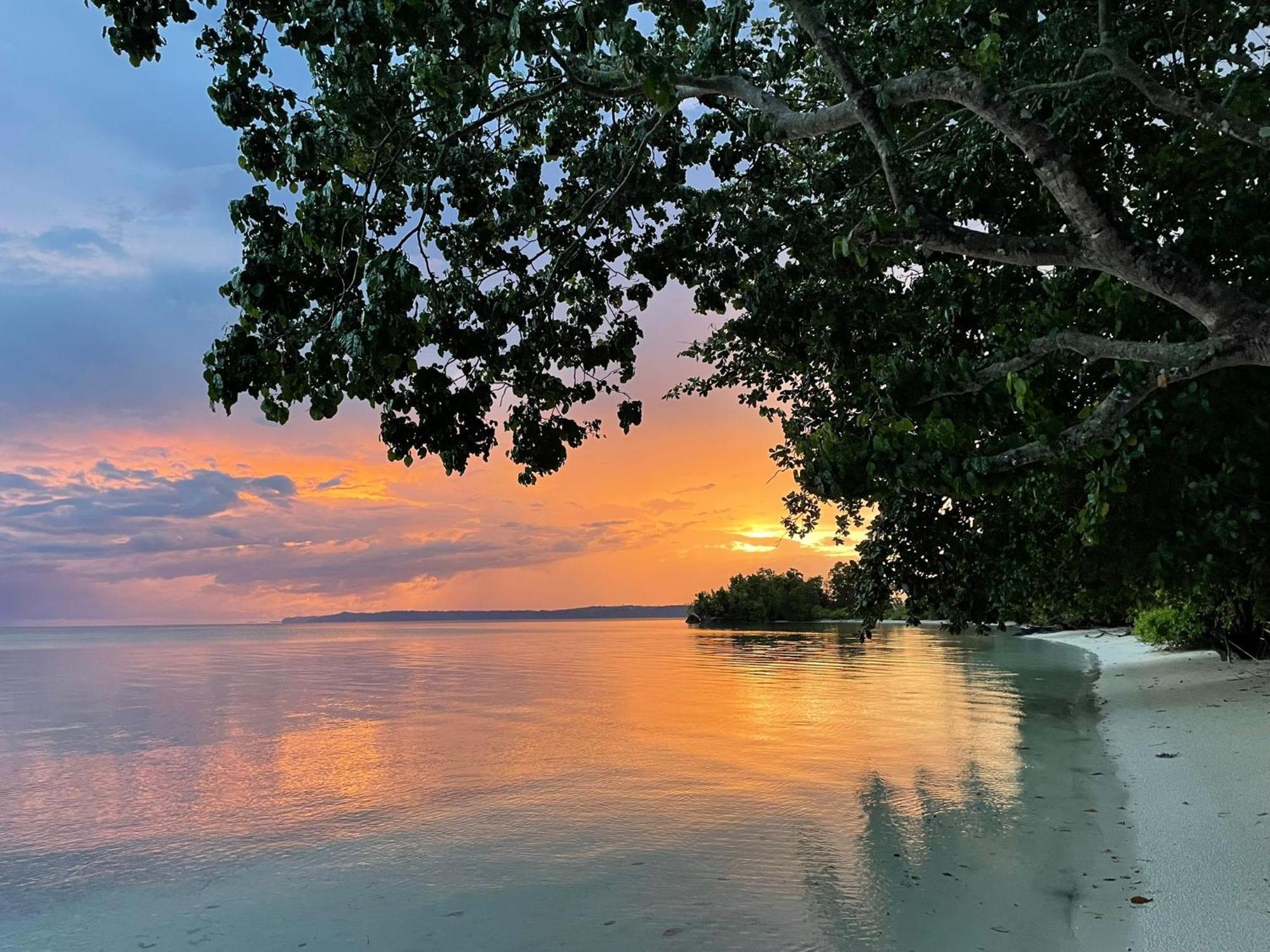 Tanjung Kalemo Resort Batudaka Luaran gambar